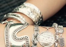 Load image into Gallery viewer, INDA Thick Beaded Edge Link Bracelet
